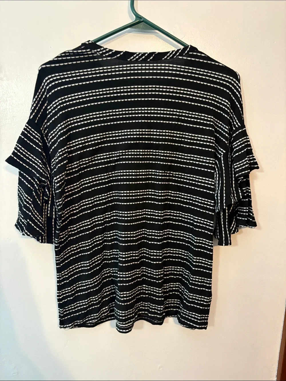 Kim & Cami Black & White Striped Short Sleeve Tee size Large